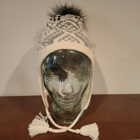 J Jill Grey and White Knit Hat O/S NWOT  Faux Fur Large Pom Pom - Picture 3 of 9